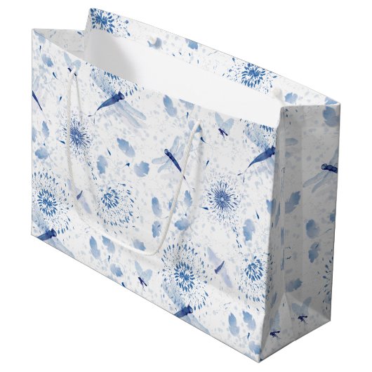 Blue Chinoiserie Draquelly Floral Große Geschenktüte (Vorderseite Schrägansicht)