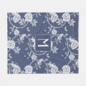 Blue Chinoiserie Floral Monogram Fleecedecke (Vorderseite (Horizontal))