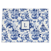 Blue Chinoiserie Monogram  Große Geschenktüte (Vorderseite)