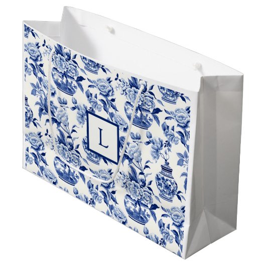 Blue Chinoiserie Monogram  Große Geschenktüte (Vorderseite Schrägansicht)