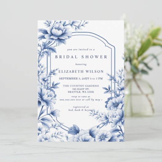 Blue Chinoiserie Toile Floral Bridal Shower Einladung (Stehend Vorderseite)