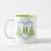 Blue Chinoiserie Weihnachtsbaum Monogram Wappen Zweifarbige Tasse (Links)