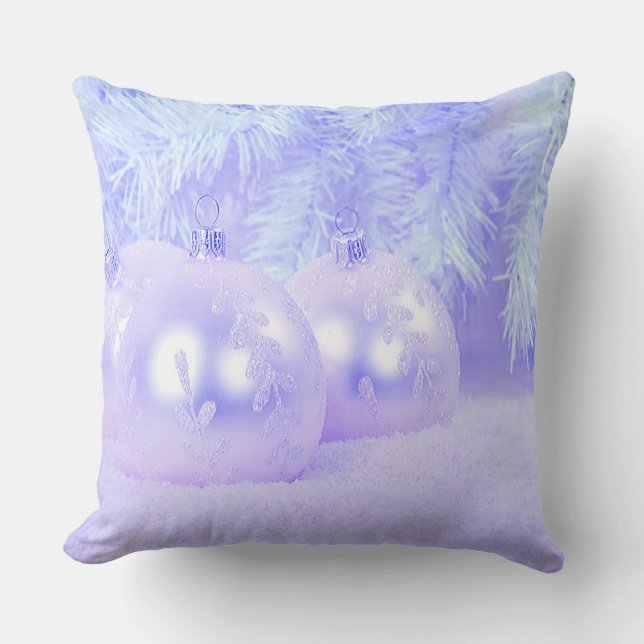 Blue Christmas Balls on Snow & Blue Background Kissen (Vorderseite)