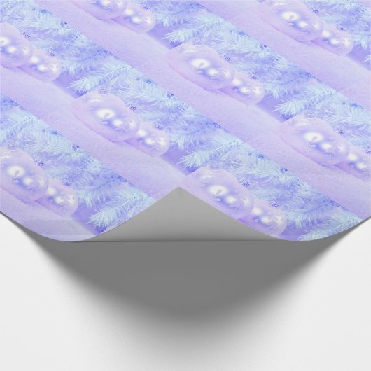 Blue Christmas Balls on Snow mit rosa Hintergrund Geschenkpapier (Ecke)