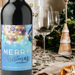 Blue Christmas Baubles Twinkling String Lights Weinetikett<br><div class="desc">Unser personalisiertes Weinetikett wird Ihre Weihnachtsfeier mit einer Touch von Eleganz und saisonalem Beifall bereichern. Dieses Label zeichnet sich durch einen zauberhaften blauen Hintergrund aus, der mit goldenen und grünen Weihnachtsschmucken geschmückt ist. Die funkelnden Lichter sorgen für ein festliches Funkeln und beleuchten die herzliche Botschaft "Frohe Weihnachten". Dieses Etikett ist...</div>