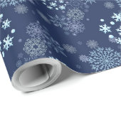Blue Christmas Elegant Snowflake Pattern Geschenkpapier (Rolleneckpunkt)