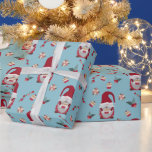 Blue Christmas Gnome mit Cake Geschenkpapier<br><div class="desc">Modernes Rotweihnachtsgnom mit Kuchen und Weihnachtsfloralen auf blauem Hintergrund. Passende Accessoires und Schreibwaren im Lager .</div>