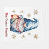 Blue Christmas Gnome with Red Lantern Berries Fleecedecke (Vorderseite (Horizontal))