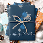 Blue Christmas Ornament Wrapping Paper Sheets Geschenkpapier Set<br><div class="desc">Wrap Geschenke für unter den Weihnachtsbaum in dieser Weihnachtszeit mit Blue Weihnachtsschmuck Wrapping Paper. Das Wrapping Paper Design zeichnet sich durch ein Trio von hängenden Weihnachtsschmuck mit fallenden Schneeflocken und einem dunkelblauen Hintergrund aus. Mit diesem Design sind auch zusätzliche Geschenk- und Urlaubsartikel erhältlich.</div>