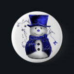 Blue Christmas Snowman Button<br><div class="desc">Ein skurriler,  niedlicher Schneemann,  der in einem blauen Samthut und einer Weste gekleidet ist und zu Weihnachten von blauen Sternen umgeben ist.</div>