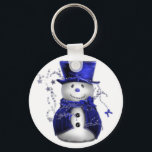 Blue Christmas Snowman Schlüsselanhänger<br><div class="desc">Ein skurriler,  niedlicher Schneemann,  der in einem blauen Samthut und einer Weste gekleidet ist und zu Weihnachten von blauen Sternen umgeben ist.</div>