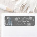 Blue Christmas Tree and Snowflakes Address Labels<br><div class="desc">Fügen Sie eine festliche Touch zu Ihren ausgehenden Weihnachtskarten in dieser Weihnachtszeit mit Blue Christmas Tree und Snowflakes Rücksendeadressen-Aufklebern. Das Adressetikett-Design zeichnet sich durch einen lebendigen künstlerischen Weihnachtsbaum mit fallenden Schneeflocken und einem dunkelgrauen Hintergrund aus. Mit diesem Design sind auch zusätzliche Geschenk- und Urlaubsartikel erhältlich.</div>