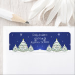 Blue Christmas Tree Rücksendeadresse Label<br><div class="desc">Fügen Sie eine niedliche Touch zu Ihren ausgehenden Weihnachtskarten in dieser Weihnachtszeit mit diesem festlichen Blue Christmas Tree Return Address Label hinzu. Das Adressetikett-Design bietet ein Trio von geschmückten Weihnachtsbaumen im Schnee mit abfallenden Schneeflocken vor blauem Hintergrund und Raum, um mit Ihrem Namen und Ihrer Adresse zu personalisieren. Mit diesem...</div>
