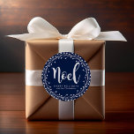 Blue Christmas Wreath Runder Aufkleber<br><div class="desc">Modernes und elegantes Winterurlaubsdesign.</div>