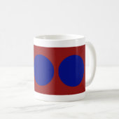 Blue Circles on Red Kaffeetasse (VorderseiteRechts)