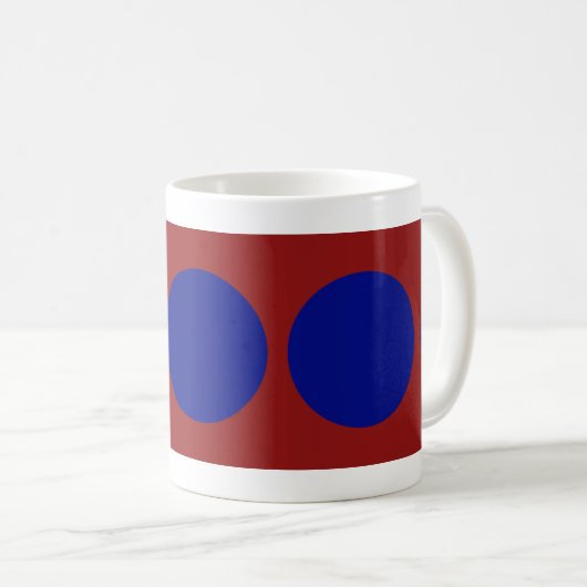 Blue Circles on Red Kaffeetasse (VorderseiteRechts)
