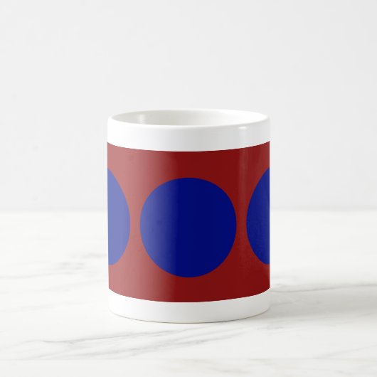 Blue Circles on Red Kaffeetasse (Mittel)