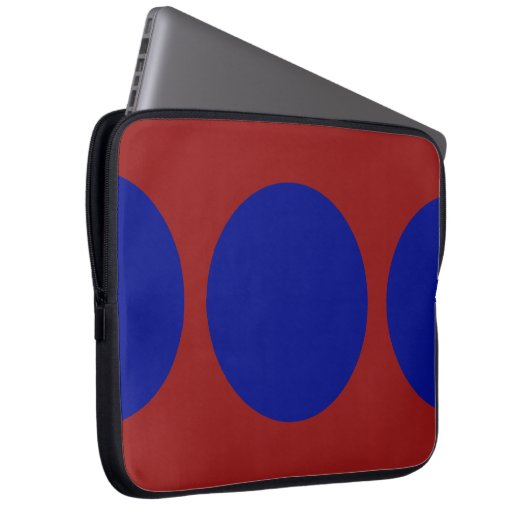 Blue Circles on Red Laptopschutzhülle (Vorne Rechts)