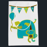 Blue Circus Birthday Kid Mittlere Geschenktüte<br><div class="desc">Das ist eine bunte Geburtstagsgeschenktasche für Kinder, die Sie mit einem Namen auf der Rückseite anpassen können. Es ist mit einem niedlichen Zirkuselefanten und Affen in den Farben Kalkgrün und Türkisblau ausgestattet. Oben steht ein Geburtstagsbanner mit passenden Farbbildern. Der Rücken hat ein Bild des gleichen Affen, der blaue Geburtstagsballons hält,...</div>