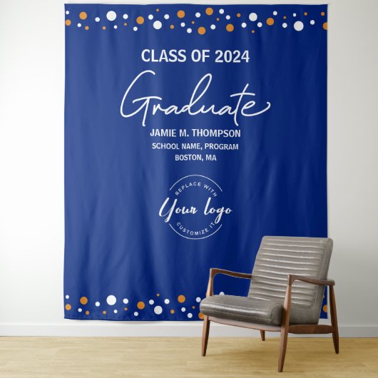 Blue Class of 2024 mit Logo-Hintergrund Abschluss Wandteppich (Beispiel)