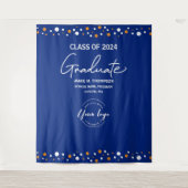 Blue Class of 2024 mit Logo-Hintergrund Abschluss Wandteppich (Vorderseite)