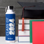 Blue Class of 2024 Personalisiert School Abschluss Trinkflasche<br><div class="desc">Diese klassisch blaue Wasserflasche für Senioren-Absolventen bietet eine fett-weiße Typografie-Leseklasse aus dem Jahr 2024 in verschiedenen Buchstaben für ein Party-Sake-Geschenk für Gymnasiasten oder Uni-Abschluss. Passen Sie mit Ihrem Namen in elegantem goldenen Skript unter,  um einen großen Gedenkwunsch zu erhalten.</div>
