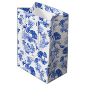 Blue Classic French Country Toile Deer Forest Mittlere Geschenktüte (Rückseite Schrägansicht)