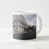 Blue Classic Vintage Car Cityscape Jumbo-Tasse (Vorderseite Rechts)