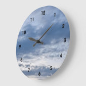 Blue Cloudy Sky Große Wanduhr (Winkel)