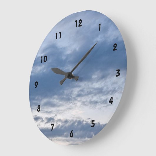 Blue Cloudy Sky Große Wanduhr (Winkel)