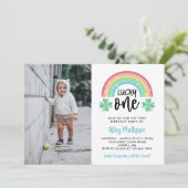 Blue Clover Regenbogen Lucky Ein Foto 1. Geburtsta Einladung (Stehend Vorderseite)