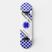 Blue Clover Ribbon von Kenneth Yoncich Skateboard (Vorderseite)