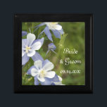 Blue Columbine Blume Hochzeit Erinnerungskiste<br><div class="desc">Passen Sie die hübsche Blue Columbine Blume Hochzeit Geschenkboxen mit den persönlichen Namen der Braut und Bräutigam und Heirat Zeremonie Datum zu schaffen, um ein Sake Geschenk für die Braut, ihre Brautmädchen oder Brautbegleiter. Diese elegante, eigens für Blumen gestaltete Schmuckbox zeigt ein digital gemaltes Naturfoto mit blauen Colorado Kolumnen Blüten...</div>