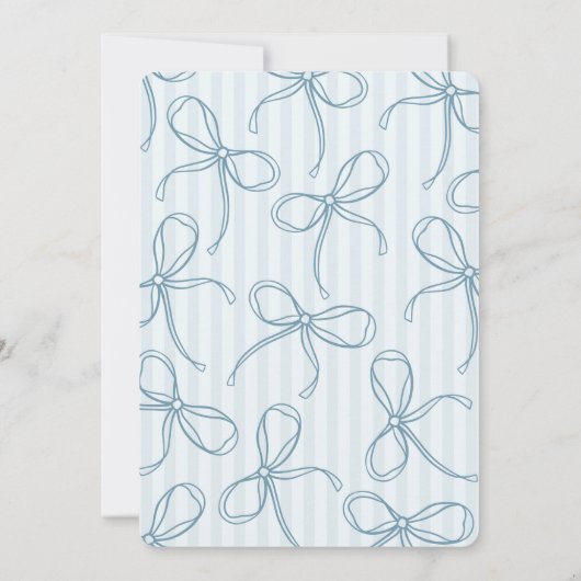 Blue Coquette Bow Pastel Stripe Baby Dusche Einladung (Rückseite)