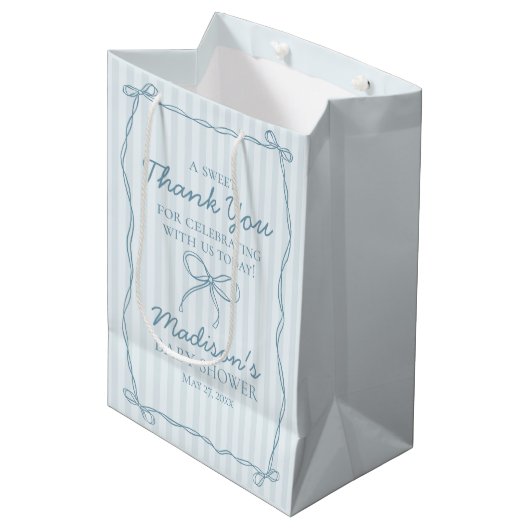 Blue Coquette Bow Pastel Striping Baby Dusche Gefa Mittlere Geschenktüte (Vorderseite Schrägansicht)