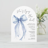 Blue Coquette Bow Watercolor Arch Brautparty Einladung (Stehend Vorderseite)