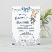 Blue Coquette Little Bunny Baby Shower Einladung (Stehend Vorderseite)
