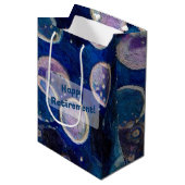 Blue Cosmic Orbs Mittlere Geschenktüte (Vorderseite Schrägansicht)