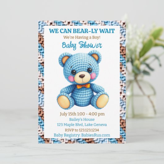 Blue Crocheted Teddy Bear Boy's Baby Shower Einladung (Stehend Vorderseite)