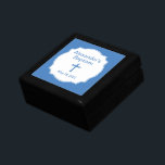 Blue Cross Baby Boy Christening Taufe Erinnerungskiste<br><div class="desc">Mit so einem besonderen Ereignis im Leben dieses kleinen Jungen werden Sie gewollt, besondere Momento's in dieser schönen Schmuckbox aus Holz behalten. Die Oberseite ist mit einem eleganten blauen Kreuz und blauem Text auf einem passenden Hintergrund versehen. Das ist ein wunderbares Geschenk sowohl für die neuen Eltern als auch für...</div>