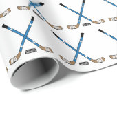 Blue Crossed Hockey Sticks und Puck Geschenkpapier (Rolleneckpunkt)