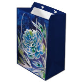 Blue Dahlia Handmade Navy Aquamarin Floral Waterco Mittlere Geschenktüte (Rückseite Schrägansicht)