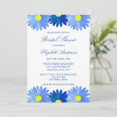 Blue Daisies Blumendusche Einladung (Stehend Vorderseite)
