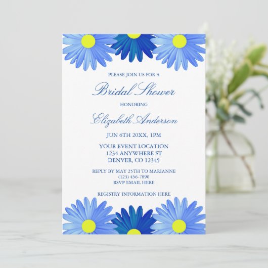 Blue Daisies Blumendusche Einladung (Stehend Vorderseite)