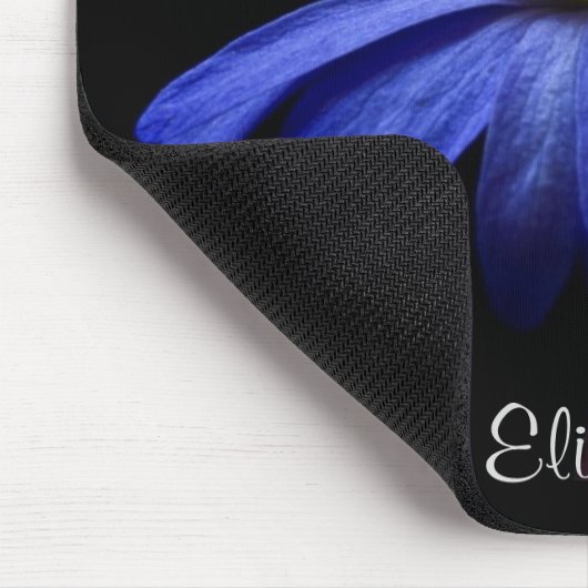 Blue Daisy Blume auf Black Personalisiert Mousepad (Ecke)