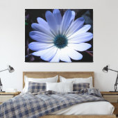 Blue Daisy Blume Canvas Print Leinwanddruck (Insitu (Schlafzimmer))