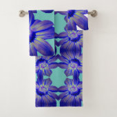 Blue Daisy Design Green Hintergrund Badhandtuch Set (Insitu)