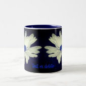 Blue Daisy Floral Art Personalisiert Zweifarbige Tasse (Mittel)