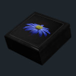 Blue Daisy Gerbera Blume auf schwarzem Hintergrund Geschenkbox<br><div class="desc">Hübsche blaue gerbera daisy Blume auf schwarzem Hintergrund. Diese Blume ist in einem sanften,  gelben Zentrum gehalten und von hübschen blauen Blütenblättern umgeben. Dieses Blumenbild Anzug Gärtner und Floristen und Liebhaber der Blume.</div>