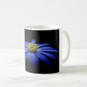 Blue Daisy Gerbera Blume auf schwarzem Hintergrund Kaffeetasse (VorderseiteRechts)